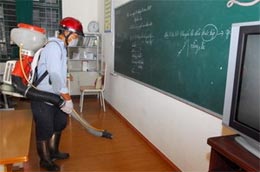 Phun thuốc khử trùng tại Trường Tiểu học dân lập Lý Thái Tổ, Hà Nội - Ảnh: Bích Ngọc/TTXVN.