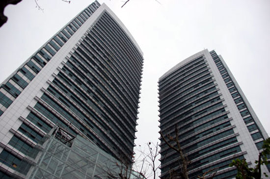 Tòa tháp đôi của EVN tại Hà Nội. Dự kiến giữa tháng 1/2012, đoàn công tác của Bộ Lao động - Thương binh và Xã hội sẽ kết thúc đợt kiểm tra tiền lương, thu nhập tại tập đoàn này.