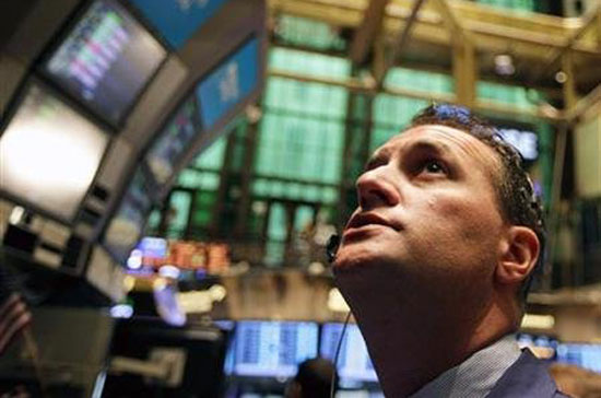 Giới đầu cơ lại "vớ được cọc mới" giữa dòng xoáy nợ công châu Âu - Ảnh: Reuters.