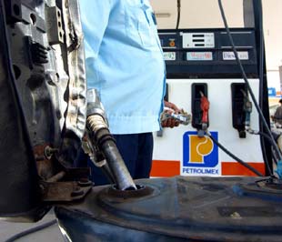 Nếu tính từ 21/7/2008 - thời điểm tăng giá xăng gần nhất - đây đã là lần giá xăng trong nước giảm lần thứ 10 liên tiếp