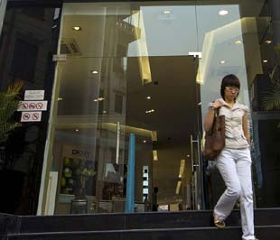 Nhìn chung, người tiêu dùng Việt Nam chưa thực sự cần hàng dệt may có thương hiệu nổi tiếng, mà chủ yếu là giá cả hợp lý, kiểu dáng chấp nhận được, chất liệu phù hợp là được - Ảnh: Việt Nam.