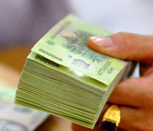 Đối với khoản tiền thưởng cả năm 2009 (tiền thưởng năm, tháng lương thứ 13, Tết...), thu nhập làm căn cứ xác định số thuế được miễn là một nửa số tiền thưởng này. 