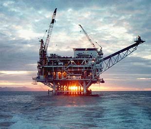 Giá dầu đang chịu tác động của hai nhân tố chính là viễn cảnh ảm đạm của kinh tế thế giới và sự phục hồi của USD.