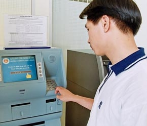 Một khách hàng có thể có nhiều tài khoản tiền gửi có kỳ hạn tương ứng với các kỳ hạn khác nhau - Ảnh: Việt Tuấn