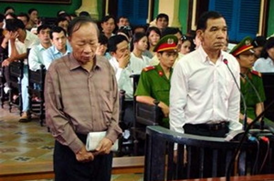 Bị cáo Huỳnh Ngọc Sĩ (áo trắng).