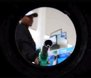 Giá dầu thô tăng lên những mức kỷ lục mới tiếp tục làm dấy lên những lo ngại về lạm phát tăng tốc và tăng trưởng chậm lại trên toàn bộ nền kinh tế toàn cầu.