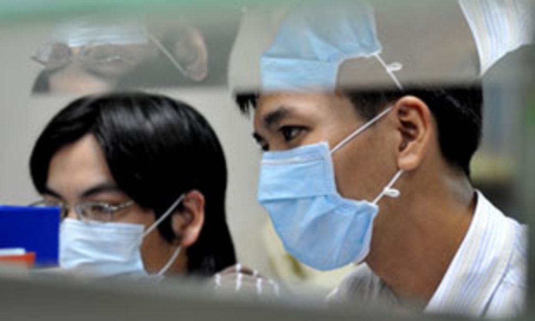 Nhân viên tại một trường học đeo khẩu trang khi làm việc - Ảnh: Hoàng Hà.