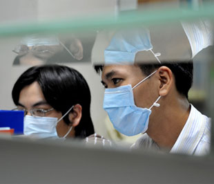Nhân viên tại một trường học đeo khẩu trang khi làm việc - Ảnh: Hoàng Hà.