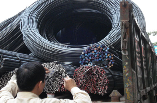 Lượng thép xuất khẩu của Việt Nam là không lớn, nhưng trước đây, gần đây lượng xuất khẩu tăng cao, cộng thêm với giá bán ở mức khá thấp, đã khiến các nước đối tác xem xét đến phương án kiện để bảo vệ sản xuất nội địa.