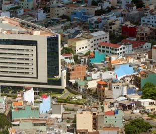 Tính đến hết tháng 4/2008, giá trị tài sản đảm bảo là bất động sản chiếm khoảng 50% tổng tài sản của hệ thống ngân hàng; dư nợ bất động sản khoảng 135.000 tỷ đồng - Ảnh: Việt Tuấn.