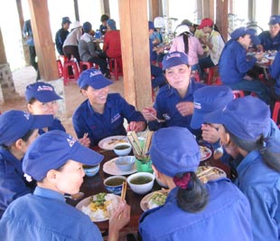 Công nhân ở các khu công nghiệp sẽ được hưởng lợi từ các ưu đãi này - Ảnh: Việt Tuấn.