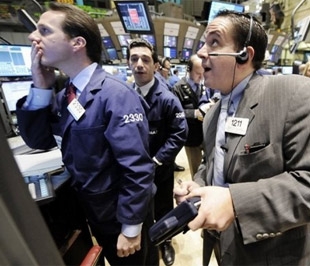 Lệnh bán cổ phiếu khối ngân hàng, công nghệ...được tung ra đã đẩy cả ba chỉ số chứng khoán Mỹ luôn luôn ở dưới ngưỡng giá trị so với phiên trước đó.- Ảnh: AP.