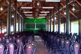 Giảng đường 400 chỗ của Trường Đại học Phan Thiết (ảnh do Bộ Giáo dục và Đào tạo cung cấp). Đã có nhiều dư luận về việc cấp phép cho những trường đại học không đủ các điều kiện dạy và học thời gian qua.