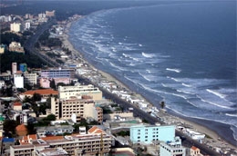 Một con đường dọc bờ biển Bà Rịa - Vũng Tàu. Đây là địa phương thu hút nhiều vốn đầu tư nước ngoài nhất trong 11 tháng đầu nay, với 6,73 tỷ USD vốn đăng ký mới và tăng thêm.