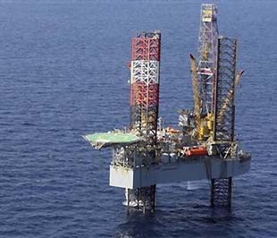 Một giàn khoan dầu thuộc sở hữu nhà nước của Venezuela. Hiện Chính phủ Venezuela lại đang thu hút đầu tư nước ngoài trong lĩnh vực khai thác dầu - Ảnh: AP.