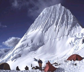 Băng đang tan ở hai cực vì trái đất nóng lên.