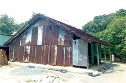 Không may lọt vào những dự án treo, cuộc sống người dân bị treo ngược vì nhà cửa không được sửa, đất đai không được mua bán...