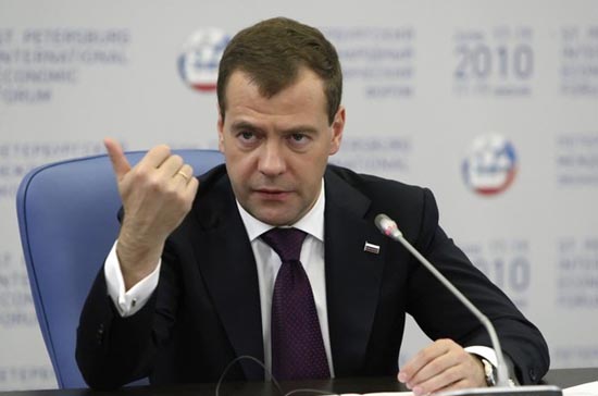 Tổng thống Nga Dmitry Medvedev phát biểu tại PIEF hôm 18/6 - Ảnh: Reuters.