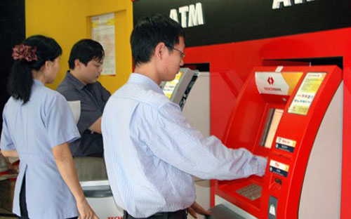 Giao dịch ATM tại Techcombank.<br>