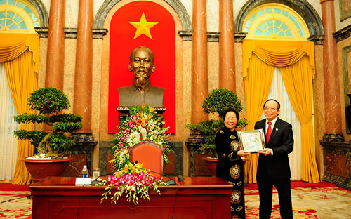 Chủ tịch kiêm Tổng giám đốc Tập đoàn DOJI Đỗ Minh Phú <br>tặng Phó chủ tịch nước Nguyễn Thị Doan bức tranh đá quý - quà tặng của Hội nghị.