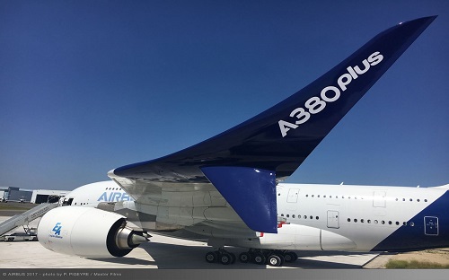 Trước thềm Triển lãm hàng không Paris, hãng sản xuất máy bay châu Âu Airbus công bố A380Plus, bản nâng cấp của A380 - vốn đang giữ ngôi "máy bay chở khách lớn nhất thế giới" hiện nay.<br><br>Máy bay A380plus có thể chở thêm 80 hành khách, bay thêm hơn 555km, giúp tiết kiệm 4% nguyên liệu và 13% chi phí/chỗ ngồi so với phiên bản A380 - Nguồn: Airbus/CNBC/Reuters.