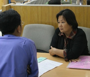 Khách hàng tìm hiểu vay vốn tại Ngân hàng Á châu - Ảnh: Việt Tuấn.