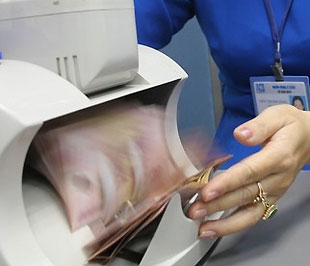 Trong tháng 1/2009, huy động vốn VND của hệ thống ngân hàng đã sụt giảm, vốn đầu tư cho nền kinh tế chỉ tăng nhẹ - Ảnh: Việt Tuấn.