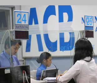 Hoạt động giao dịch tại một chi nhánh ACB - Ảnh: Việt Tuấn.