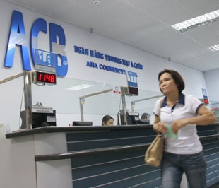 Về việc tăng vốn điều lệ trong năm 2009, ACB sẽ thực hiện từ 2 nguồn: nguồn thứ nhất là từ trái phiếu chuyển đổi phát hành đợt 2 trị giá gần 1.350 tỷ đồng, nguồn thứ hai là từ quỹ dự trữ bổ sung vốn điều lệ trị giá là hơn 108 tỷ đồng đồng - Ảnh: Việt Tuấn.