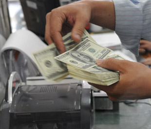 Theo ADB, khoản vay 500 triệu USD có thời hạn 5 năm, cùng ba năm ân hạn này, sẽ hỗ trợ cho các chương trình chi cho khu vực công quan trọng của Việt Nam trong năm 2009 và 2010.