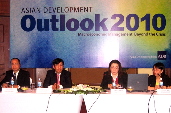 Các chuyên gia của ADB tại lễ công bố ấn phẩm “Triển vọng phát triển châu Á 2010” được tổ chức sáng nay, 13/4 - Ảnh: Anh Quân.