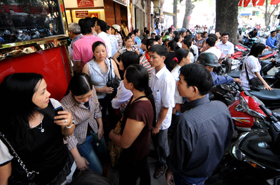 Đối với những bất ổn trên thị trường vàng vừa qua, có thể thấy hành lang pháp lý chưa hẳn đã thiếu, có chăng là thiếu sự quản lý sâu sát của các cơ quan chức năng - Ảnh: Quang Liên.