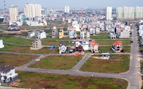 Cuối tháng 11/2013, nhiều dự án chào bán gây sốc mạnh về giá, căn hộ và 
nền đất có giá rẻ hơn nhiều một cái ôtô hạng trung bình. 