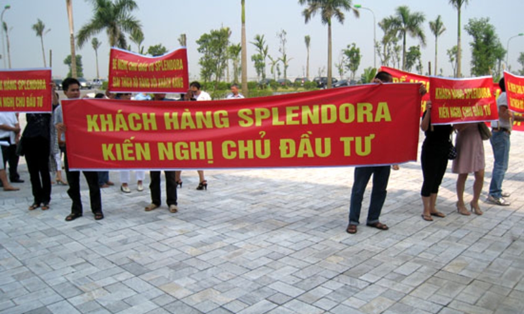 Hàng chục nhà đầu tư đã tụ tập trước cổng Công ty Liên doanh phát triển đô thị An Khánh sáng 2/10 để phản đối, yêu cầu chủ đầu tư lý giải những chuyện mà theo họ là “bất hợp lý”.