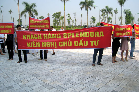 Hàng chục nhà đầu tư đã tụ tập trước cổng Công ty Liên doanh phát triển đô thị An Khánh sáng 2/10 để phản đối, yêu cầu chủ đầu tư lý giải những chuyện mà theo họ là “bất hợp lý”.