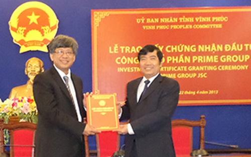 Chủ tịch UBND tỉnh Vĩnh Phúc, ông Phùng Quang Hùng (phải), trao giấy chứng nhận đầu tư cho ông Cherdsak Niyomsilpa, Tổng giám đốc mới của Tập đoàn Prime Group <br>