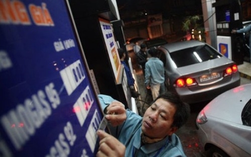  Kể từ 18h ngày 28/12/2012, giá bán lẻ dầu diezel 0,05S sẽ giảm 300 đồng/lít, từ 21.850 đồng/lít xuống 21.550 đồng/lít.