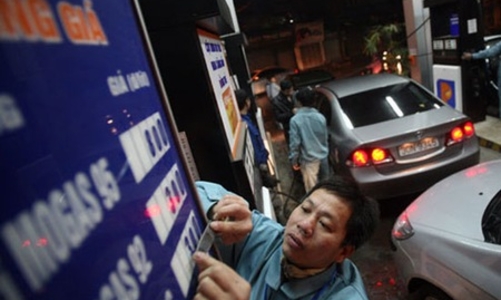 Giá xăng tăng 400 đồng/lít