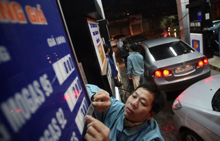 Giá xăng RON 92 sẽ tăng từ 20.600 đồng/lít lên 21.000 đồng/lít.