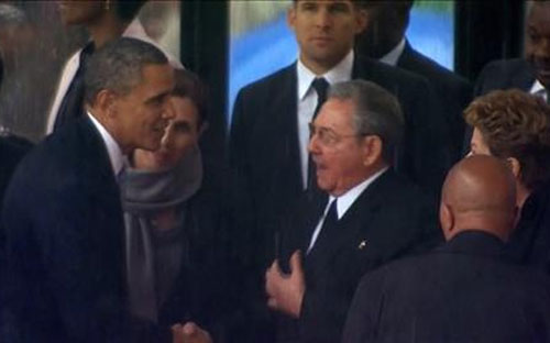 Cử chỉ thân thiện giữa hai nhà lãnh đạo Mỹ, Cuba đã khiến dư luận thế giới ngạc nhiên - Ảnh: AP.<br>