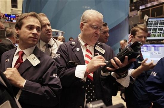Phiên giảm điểm này đã khiến cả ba chỉ số chính của thị trường chứng 
khoán Mỹ không còn duy trì được mức điểm cao nhất trong 5 năm qua nhờ đà
 đi lên hồi tuần trước - <i>Ảnh: AP</i>.