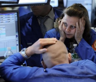 Ba chỉ số chứng khoán chính đã giảm xấp xỉ 3% trong ngày giao dịch 7/1 và trở thành ngày giảm điểm mạnh nhất trong tháng 1/2009 - Ảnh: AP.