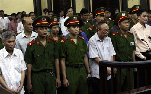 Các bị cáo nghe Hội đồng xét xử tuyên án. <br>