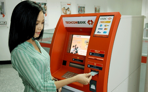 Không chỉ miễn phí rút tiền nội mạng cho các chủ tài khoản theo gói, 
Techcombank cũng chủ động giảm 1.000 đồng phí giao dịch khác ngoại mạng 
(in sao kê, xem số dư) của thẻ F@stAccess.