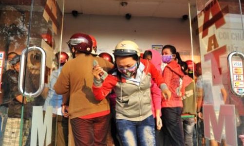 12 ngân hàng lập tức thu phí ATM nội mạng