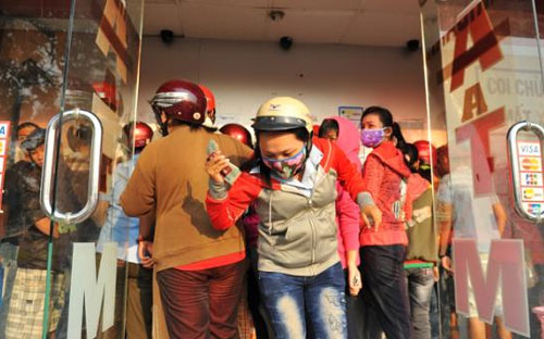 Chính sách thu phí ATM sẽ giúp cải thiện chất lượng phục vụ trong thời gian tới? - Ảnh: Tuổi trẻ.<br>