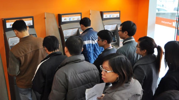 Trả phí thẻ: “Tùy tâm” mỗi ngân hàng…