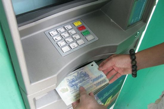 Theo Smartlink, khi giao dịch khách hàng cần quan sát ATM, đặc biệt là khe đọc thẻ, nếu thấy có thiết bị bất thường gắn ngoài khe đọc thẻ cần liên hệ ngay với bộ phận dịch vụ khách hàng.