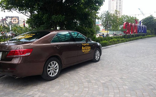 <font face="Arial, Verdana"><span style="font-size: 13.3333px;">Xe mang biển hiệu của AVG đỗ tại trụ sở của MobiFone - Ảnh: ICTnews.</span></font>