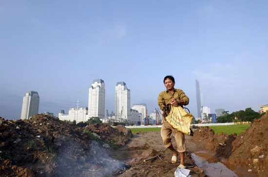  Tính từ năm 2000 đến 2011, giá nhà ở tại Việt Nam đã tăng hơn 10 lần, cao hơn nhiều so với giá lên của các kênh đầu tư khác - Ảnh: Reuters.